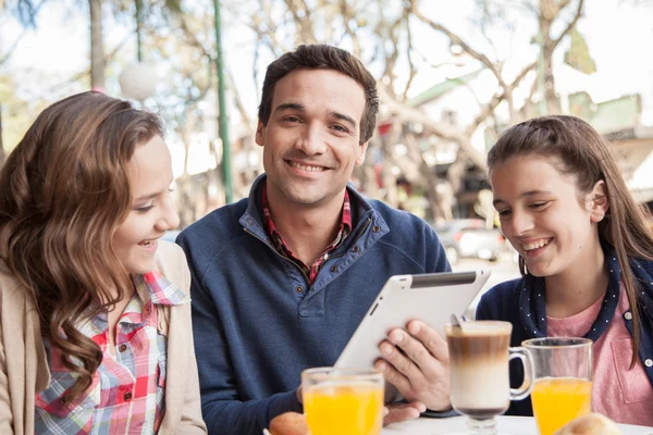 Man and girls using the tablet — Stock Photo, Image