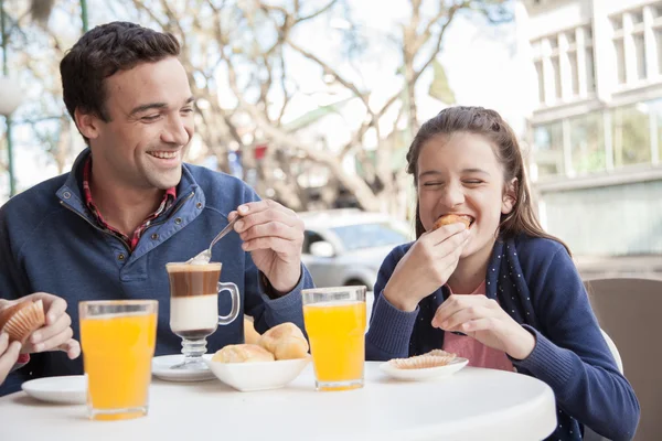 Mädchen und Mann im Café — Stockfoto