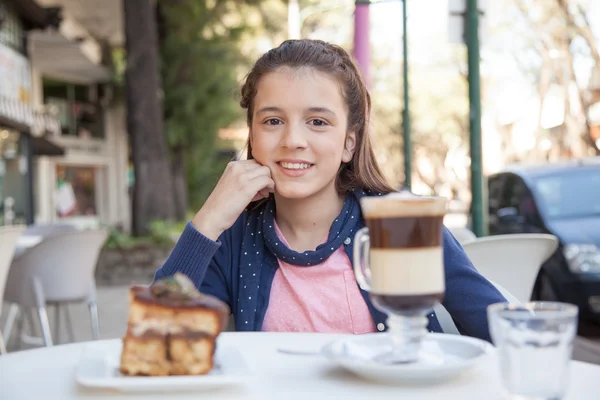 Meisje drinken capuccino — Stockfoto