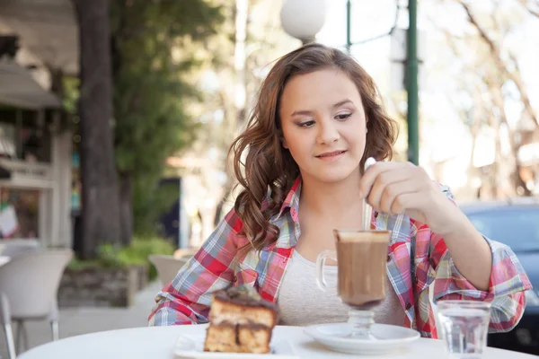 Lány ivóvíz capuccino — Stock Fotó