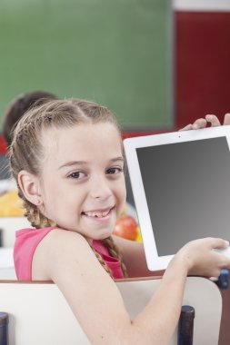 Tablet gösteren kız