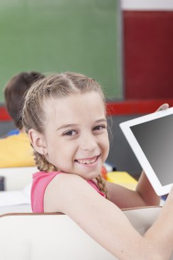 Tablet gösteren kız