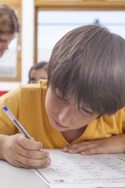 Bir egzersiz yaparak çocuk