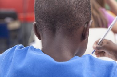 Çocuk matematik yapıyor