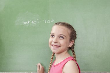 Kız Blackboard tarafından ayakta