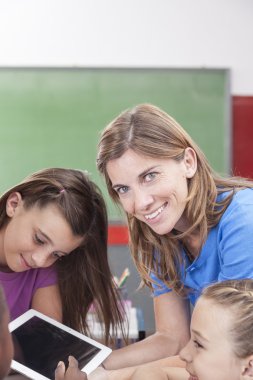 Öğrenci ve öğretmen tablet vasıl arıyorsunuz