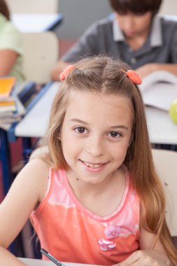 Küçük kız ders çalışıyor.