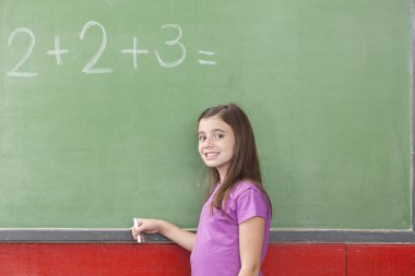 Bir egzersiz yaparak kız