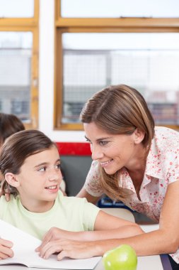 öğretmen bir kıza yardım