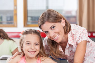 öğretmen bir kıza yardım