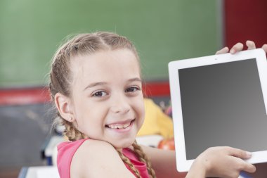 Tablet gösteren kız