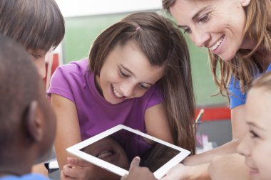 Öğrenci ve öğretmen tablet vasıl arıyorsunuz