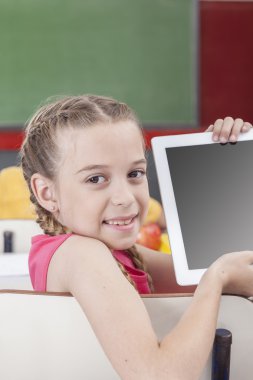 Tablet gösteren kız