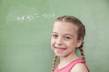 Kız Blackboard tarafından ayakta
