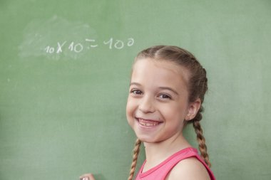 Kız Blackboard tarafından ayakta