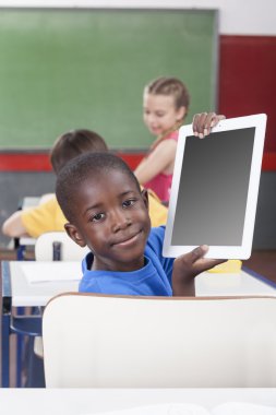 Tablet gösterilen çocuk