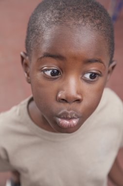 Afrikalı Çocuk bir öpücük vererek