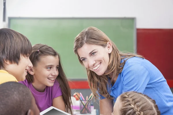 Estudiantes y profesores mirando la tableta — Foto de Stock