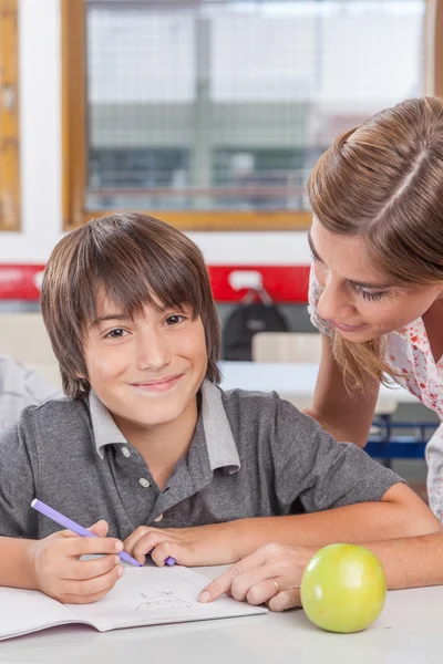 Profesor ayudando a un niño — Foto de Stock