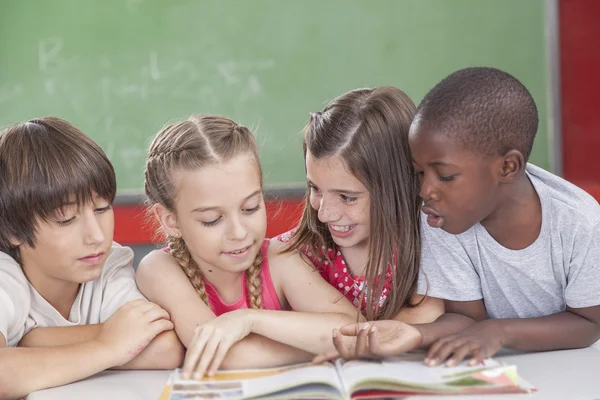 Allievi che leggono a scuola — Foto Stock