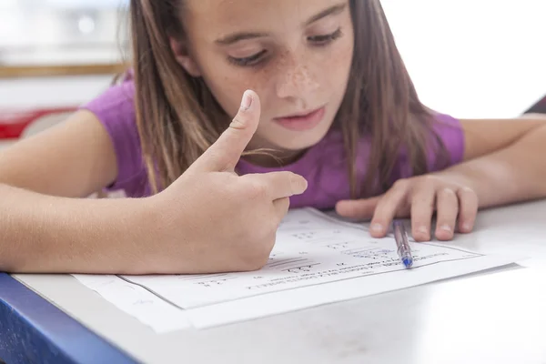 Girl doing the exercise — Stock Photo, Image