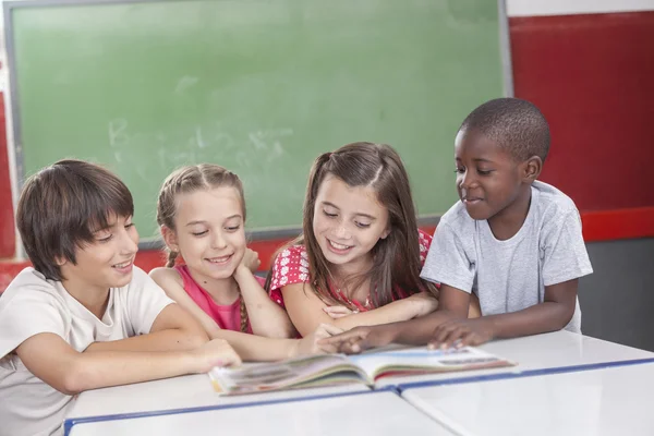 Alumnos leyendo juntos — Foto de Stock