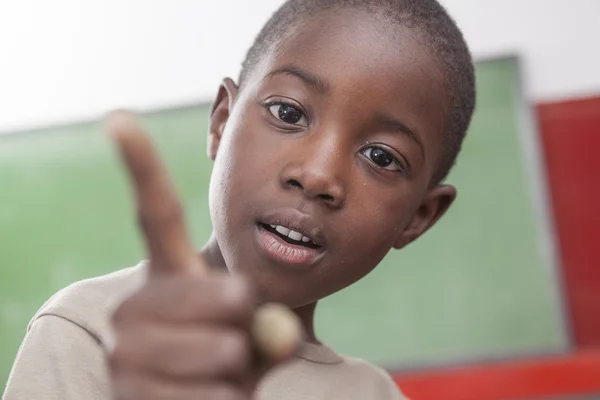 Африканский мальчик указывает пальцем — стоковое фото