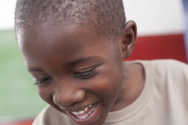 Африканський хлопчик посміхається — стокове фото