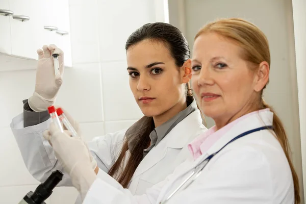 Casal em um laboratório olhando para a câmera — Fotografia de Stock