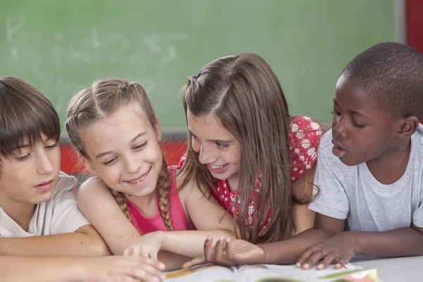 Eleverna läser i skolan — Stockfoto