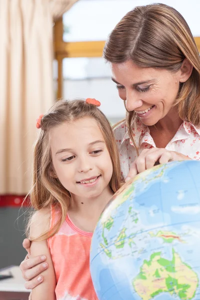 Woman teaching geography. — Stock Photo, Image