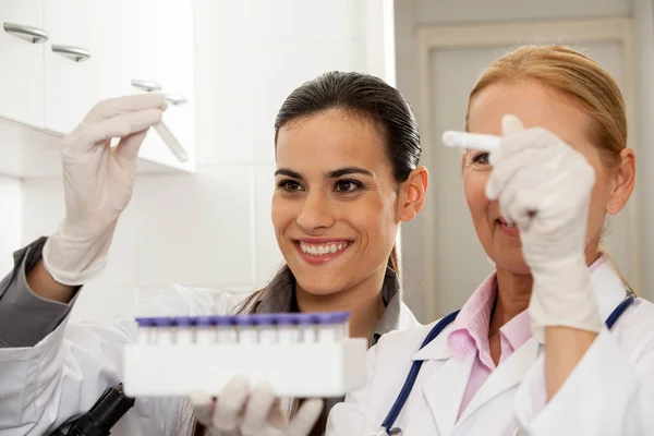 Coppia facendo un esperimento — Foto Stock