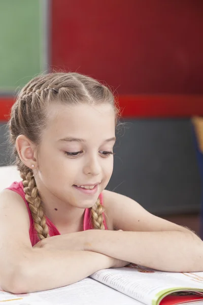 Chica leyendo en la escuela — Foto de Stock