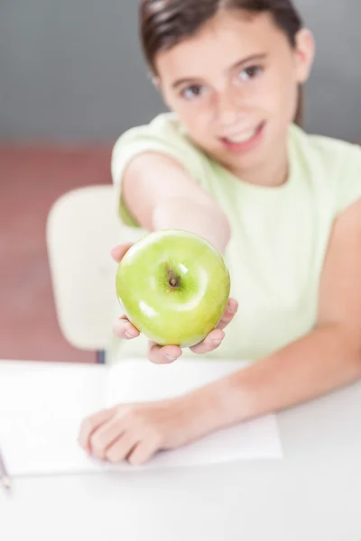 Ragazza che condivide una mela — Foto Stock