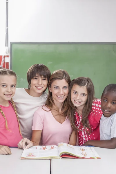 Schüler und Lehrer blicken in die Kamera — Stockfoto