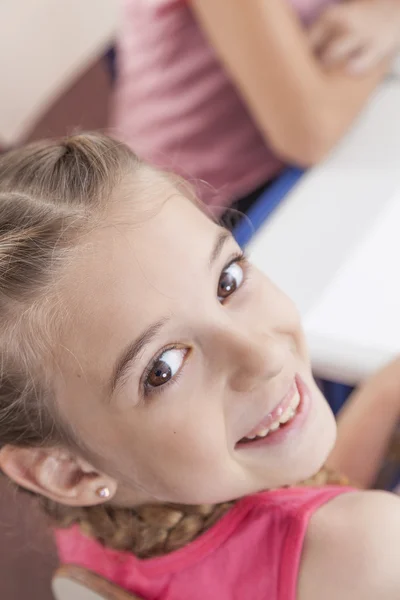 Chica sonriendo y mirando a la cámara — Foto de Stock