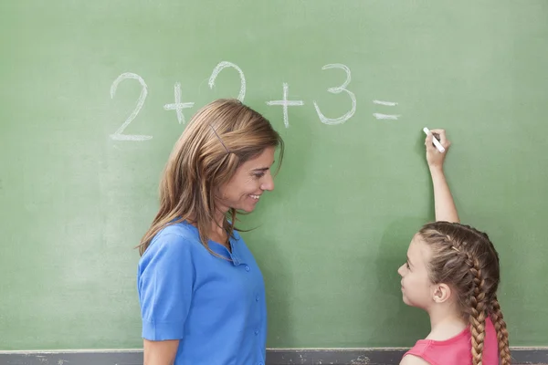 数学の練習をしていて女の子 — ストック写真