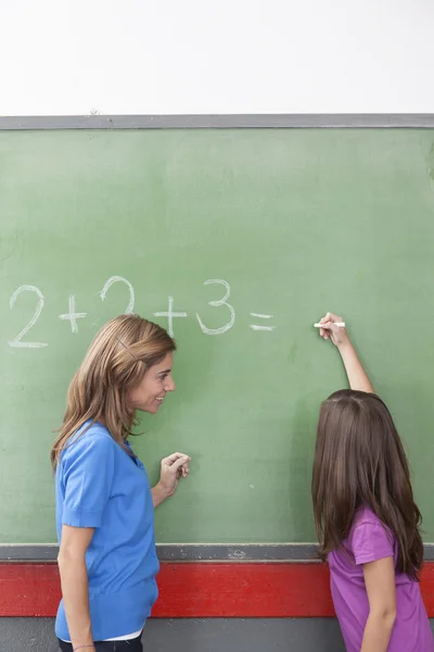 Девушка делает упражнения по математике — стоковое фото