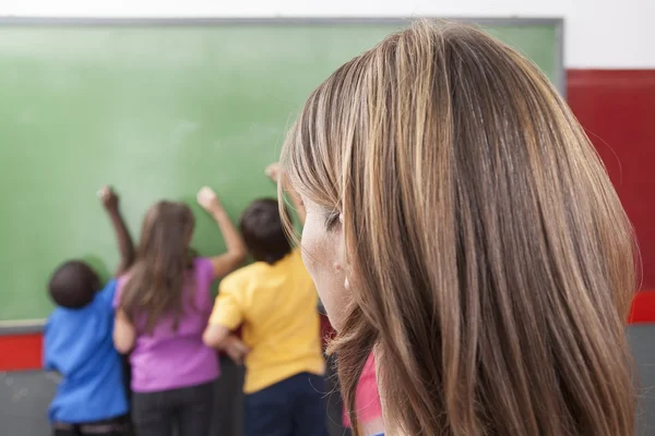 L'insegnante che guarda i suoi studenti — Foto Stock