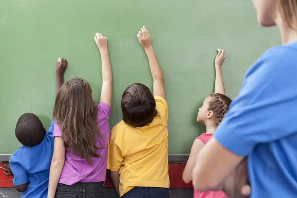 Gli studenti che scrivono sulla lavagna — Foto Stock