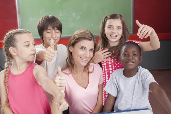 Allievi e insegnante con i pollici in alto — Foto Stock