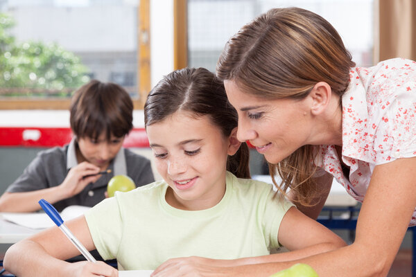 учитель помогает школьнице
