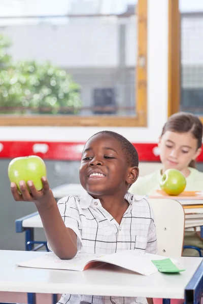 Preto menino dando um maçã — Fotografia de Stock