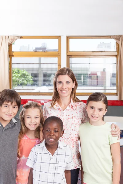 Professor sorridente e alunos — Fotografia de Stock