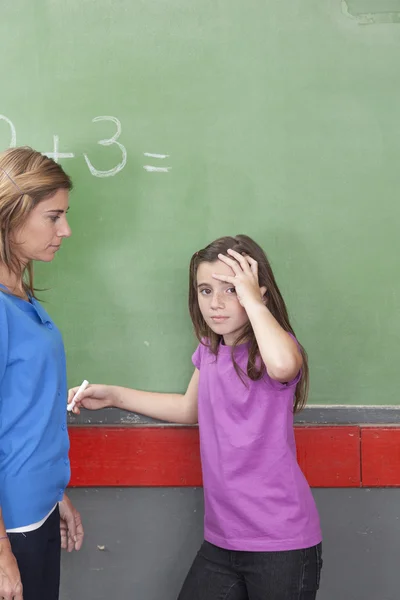 Menina preocupada com a matemática — Fotografia de Stock