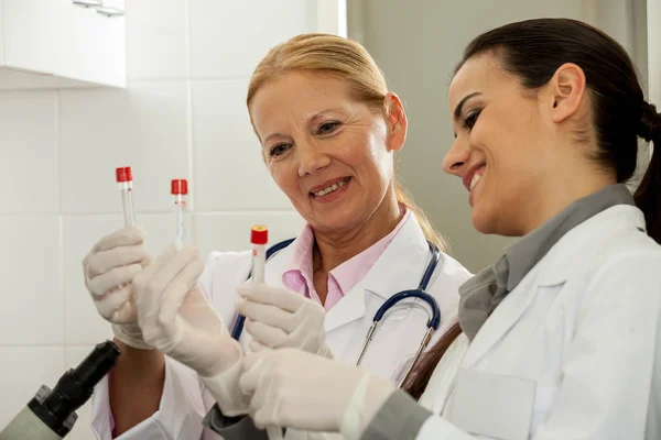 Couple working  in a lab — Stockfoto