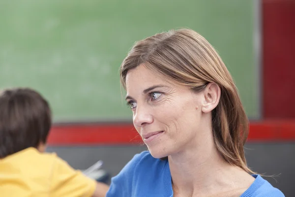 Profesor sonriente trabajando — Foto de Stock