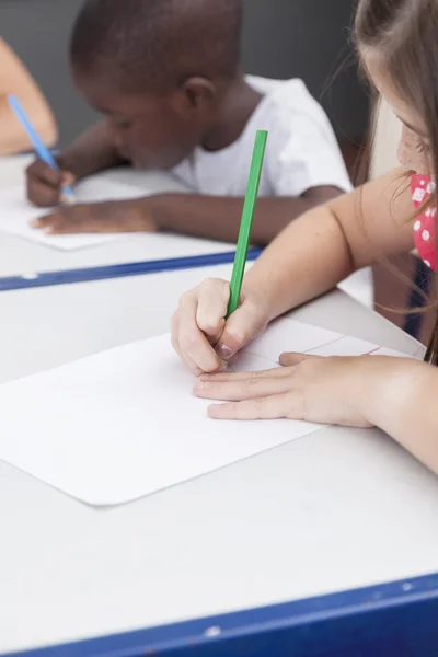 Kinderen tekenen op het papier — Stockfoto