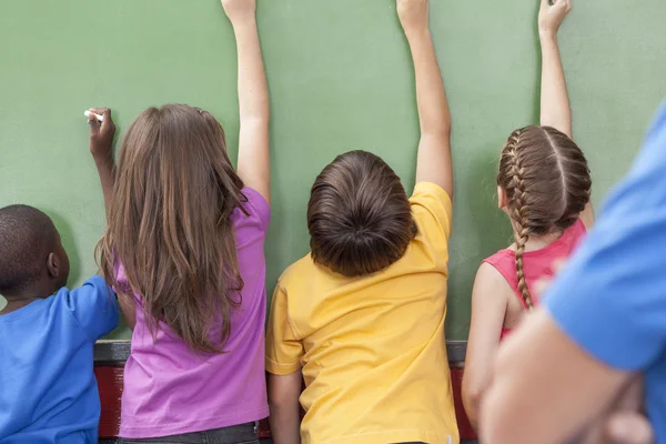 Gli studenti che scrivono sulla lavagna — Foto Stock