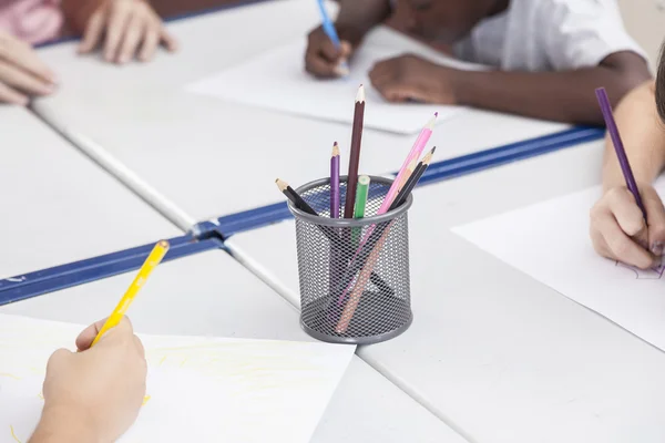 Dibujo de alumnos en el aula — Foto de Stock